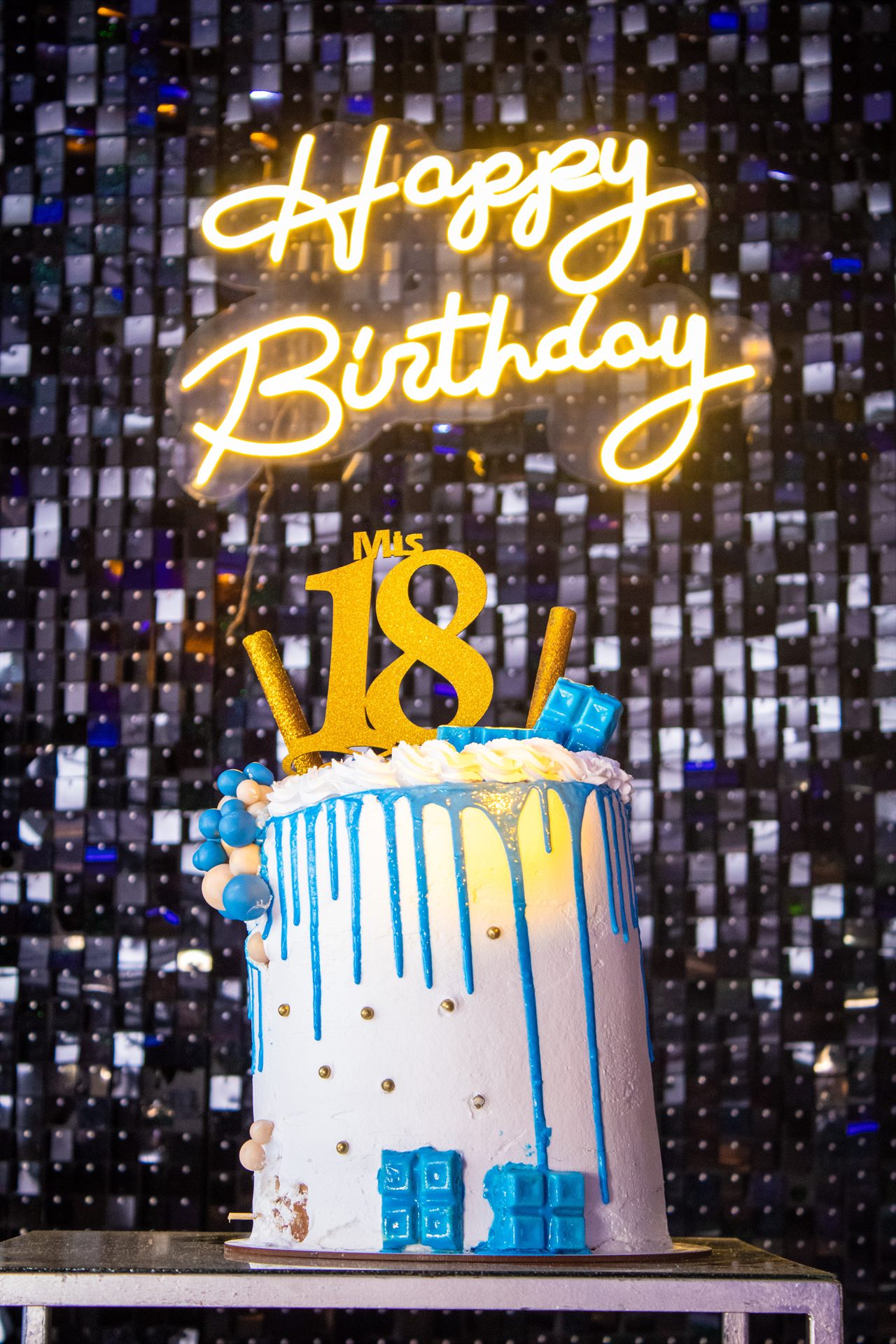 Torta y decoración de los 18 de Gonza